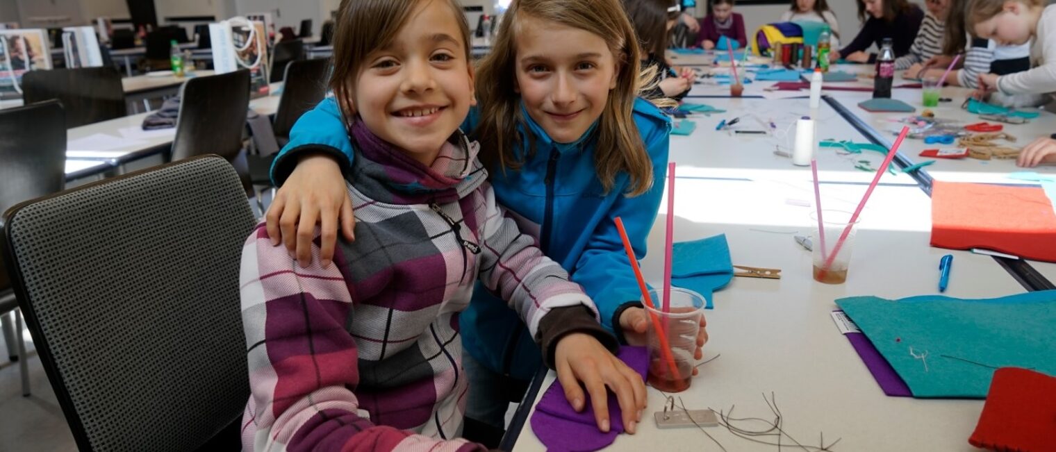 Die 10-jährige Miriam Rettberg Soler von der Albertus-Magnus-Realschule (links) und die 11-jährige Marlien Sommerfeld von der Michelsenschule sind schon jetzt leidenschaftliche Nachwuchs-Raumausstatterinnen 