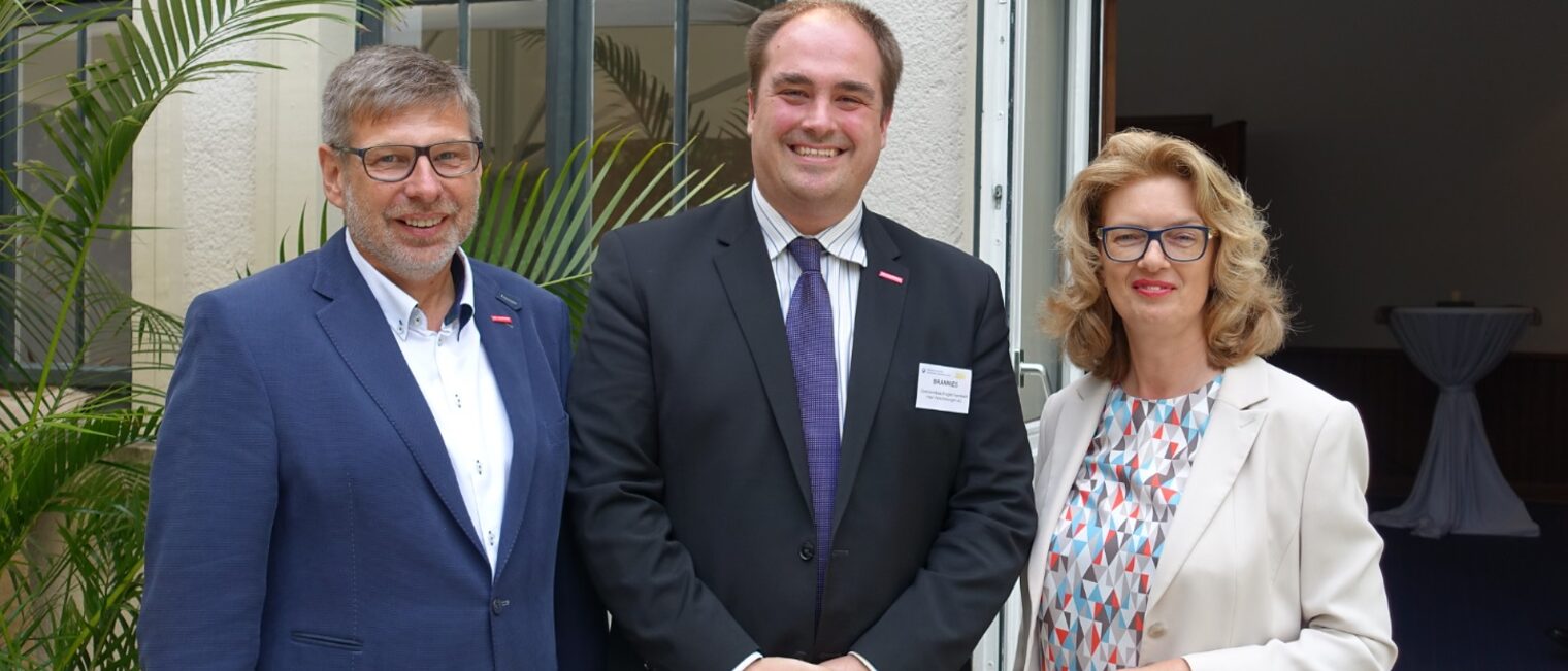 Starker Partner: Benjamin Brannies (Mitte) vom Sponsor Inter Versicherungen AG mit Präsident Roman und Hauptgeschäftsführerin Heidmann