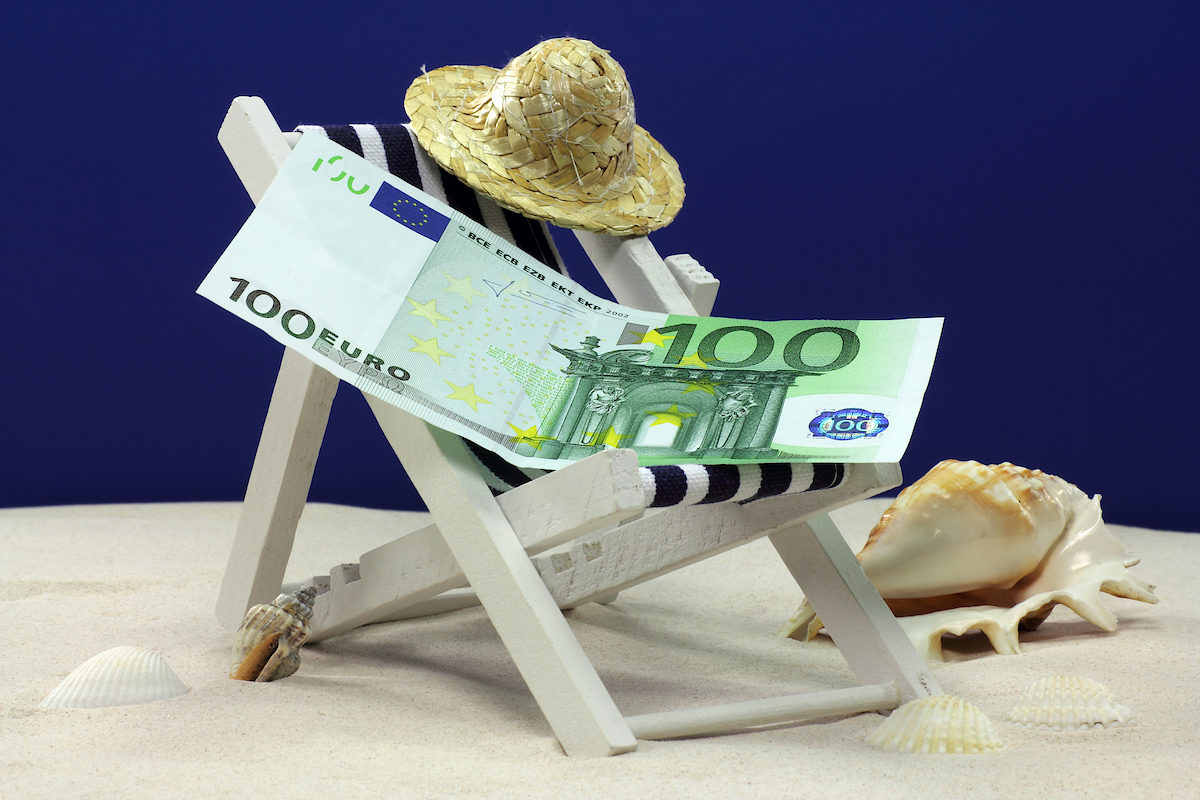 Geldschein auf Sonnenliege