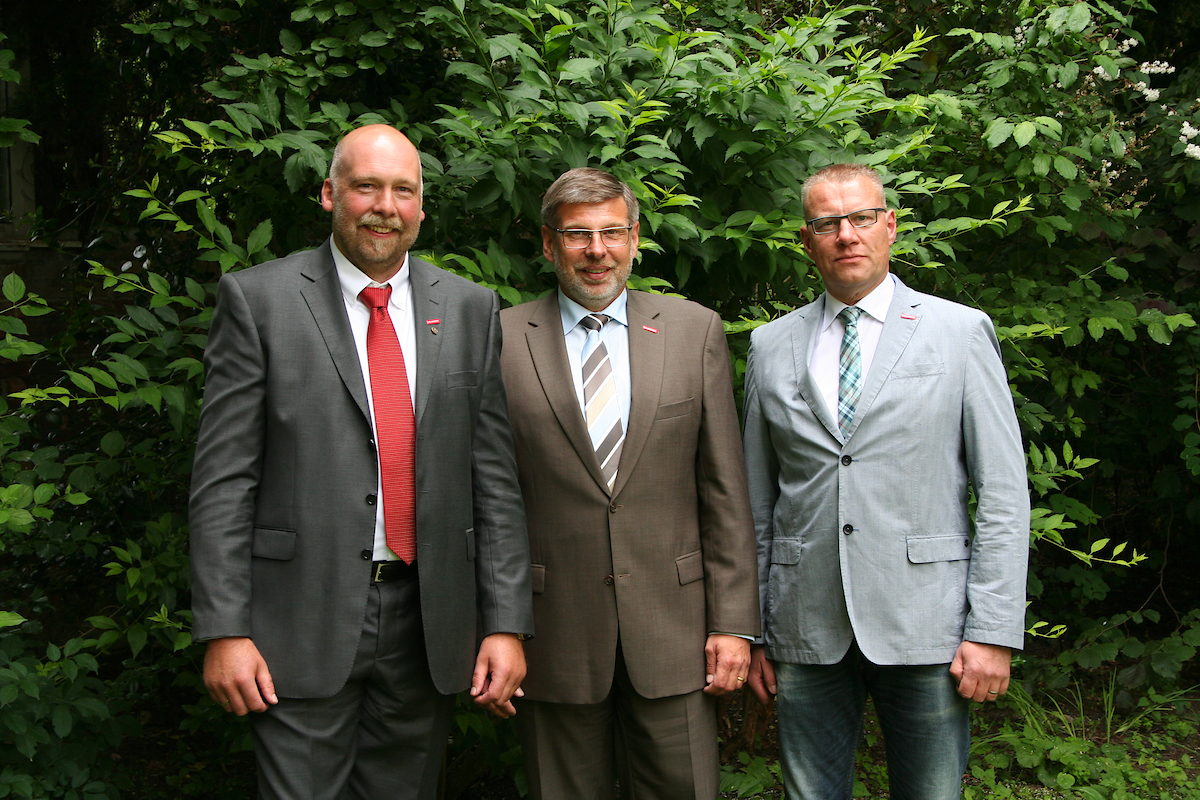 v.li.n.re. Ansgar Nachtwey (Vizepräsident Arbeitgeberseite), Delfino Roman (Präsident der Handwerkskammer), Hartmut Kahmann (Vizepräsident der Arbeitnehmerseite)