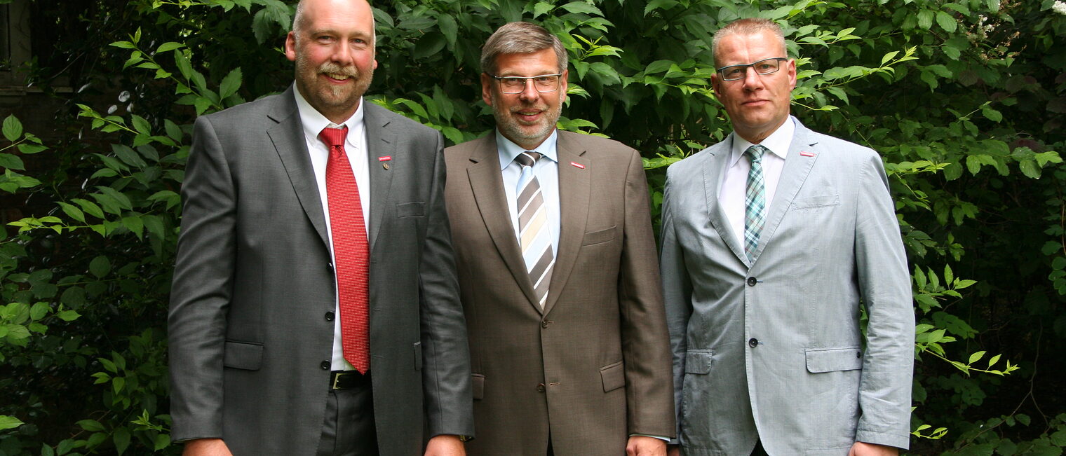 Gruppenbild mit Vizepräsident Arbeitgeberseite Ansgar Nachtwey, Präsident Delfino Roman, Vizepräsident Arbeitnehmerseite Hartmut Kahmann