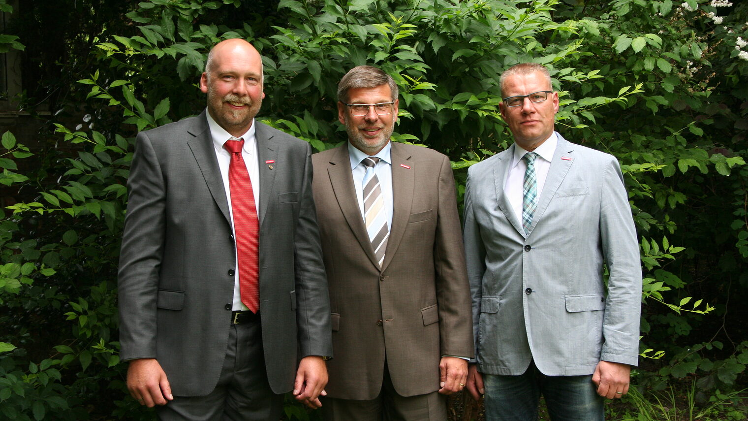 Gruppenbild mit Vizepräsident Arbeitgeberseite Ansgar Nachtwey, Präsident Delfino Roman, Vizepräsident Arbeitnehmerseite Hartmut Kahmann