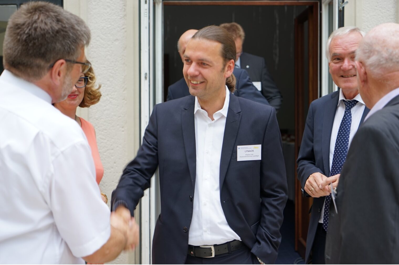 Bernd Lynack (MdL) wird von Präsident Roman und Hauptgeschäftsführerin Heidmann begrüßt.