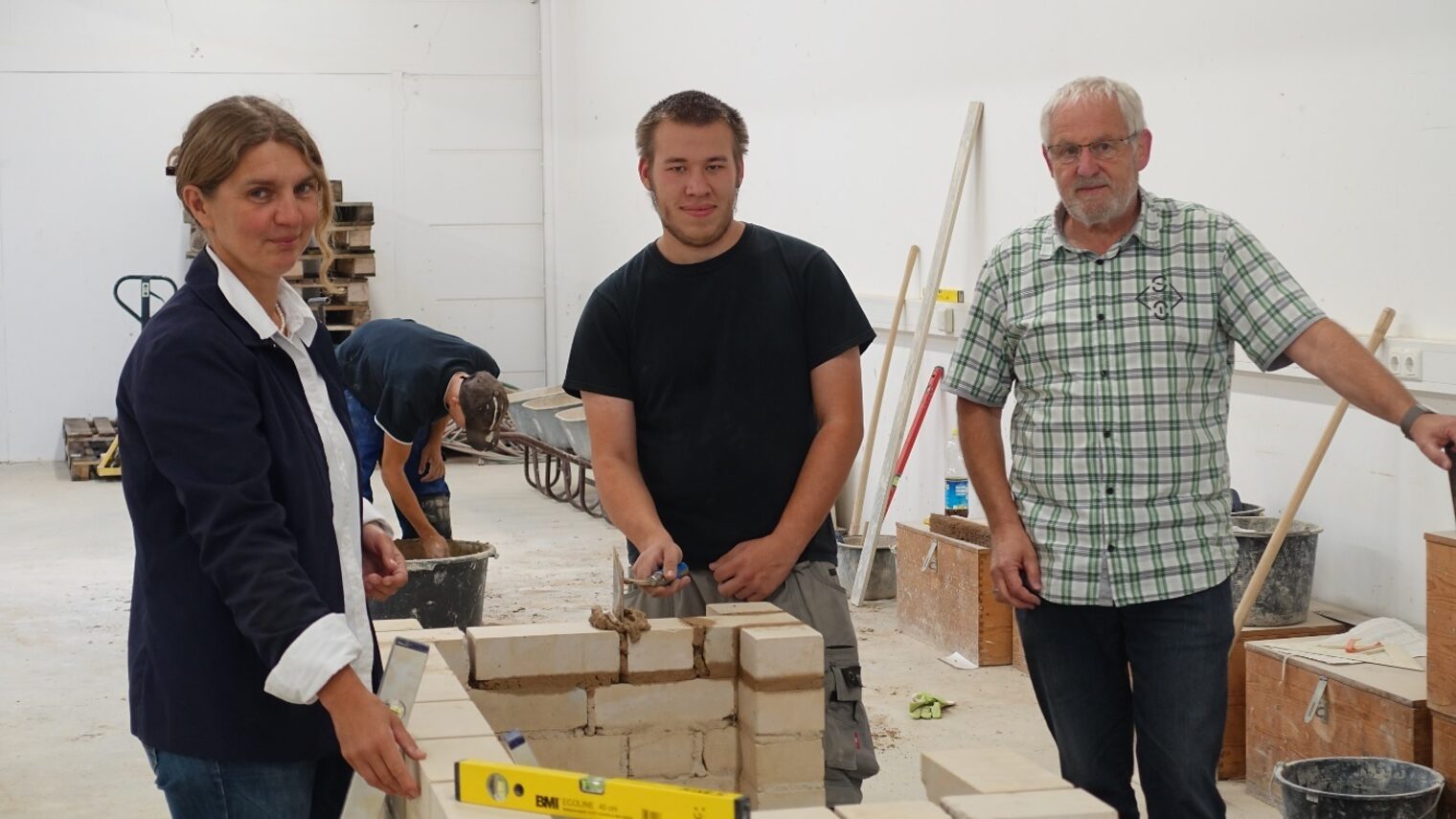 Vera Razat (li.), Pädagogin bei der Handwerkskammer Hildesheim-Südniedersachsen, und Dipl. Verwaltungswirt Rudolf Töpfer (re.), Berater für berufliche Rehabilitation, mit Mike Savic, der aktuell eine BaE-Ausbildung zum Hochbaufacharbeiter absolviert. 