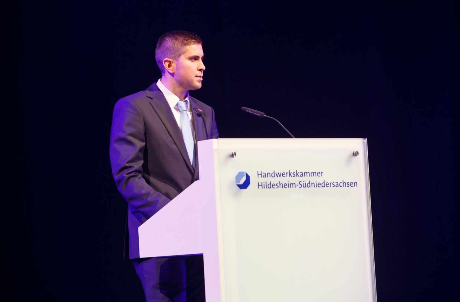 Installateur- und Heizungsbauermeister Jonas Schlegel hält als Jungmeister stellvertretend für den Jahrgang eine Rede. 