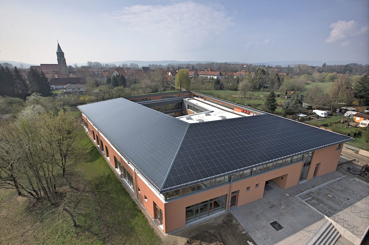 Die Grundschule Gronau wurde vom Büro Grobe in der Haustechnik und im Passivhausstandard betreut. Architektin Anette Bähr, Mitarbeiterin Büro Grobe, gehört neben Dipl.-Ing. Claus Seifert (HWK) zu den Hauptreferenten der Seminarreihe.