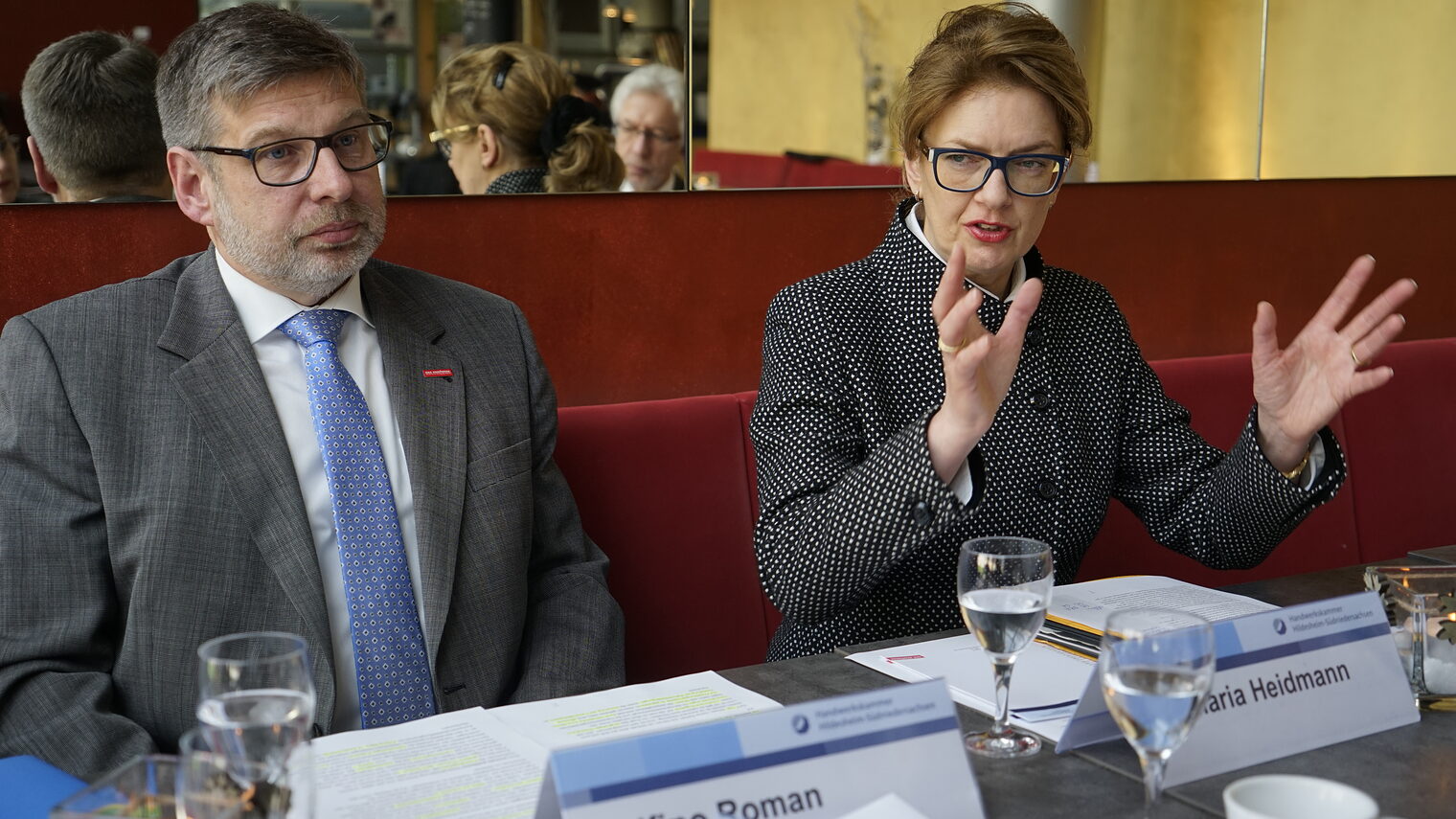 Präsident Roman und Hauptgeschäftsführerin Heidmann schauen auf ein wirtschaftlich gutes Jahr zurück. Trotz anstehender Herausforderungen, sehen beide auch für 2016 einen positiven Trend im Handwerk.