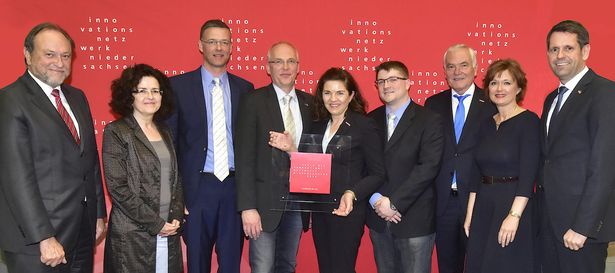 Den Sonderpreis der Jury erhielten für den Plasma-Luftreiniger AsepticAir: Jürgen Mozar, Edelstahl Nord GmbH (3.l.), Torsten Lühr, Edelstahl Nord GmbH (4.l.), Anne Schütte Handwerkskammer Hildesheim-Südniedersachsen (m.), Florian Volk, Edelstahl Nord GmbH (4.r.). Außerdem im Bild: Prof. Dr. Thomas Hanschke, Vorsitzender des Innovationsnetzwerks Niedersachsen (1.l.), Dr. Gabriele Heinen-Kljajic, Niedersächsische Ministerin für Wissenschaft und Kultur (2.l.), Michael Koch, Ehrenvorsitzender des Innovationsnetzwerks Niedersachsen (3.r.), Dr. Susanne Schmitt, 2. Vorsitzende des Innovationsnetzwerks Niedersachsen (2.r.), Olaf Lies, Niedersächsischer Minister für Wirtschaft, Arbeit und Verkehr (1.r.). Foto: Henning Scheffe