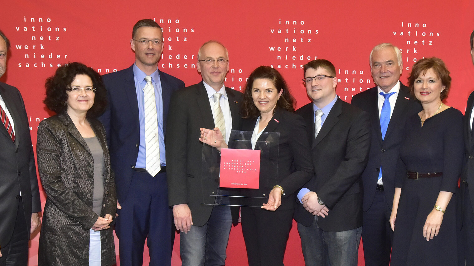 Den Sonderpreis der Jury erhielten für den Plasma-Luftreiniger AsepticAir: Jürgen Mozar, Edelstahl Nord GmbH (3.l.), Torsten Lühr, Edelstahl Nord GmbH (4.l.), Anne Schütte Handwerkskammer Hildesheim-Südniedersachsen (m.), Florian Volk, Edelstahl Nord GmbH (4.r.).Außerdem im Bild: Prof. Dr. Thomas Hanschke, Vorsitzender des Innovationsnetzwerks Niedersachsen (1.l.), Dr. Gabriele Heinen-Kljajic, Niedersächsische Ministerin für Wissenschaft und Kultur (2.l.), Michael Koch, Ehrenvorsitzender des Innovationsnetzwerks Niedersachsen (3.r.), Dr. Susanne Schmitt, 2. Vorsitzende des Innovationsnetzwerks Niedersachsen (2.r.), Olaf Lies, Niedersächsischer Minister für Wirtschaft, Arbeit und Verkehr (1.r.). Foto: Henning Scheffe