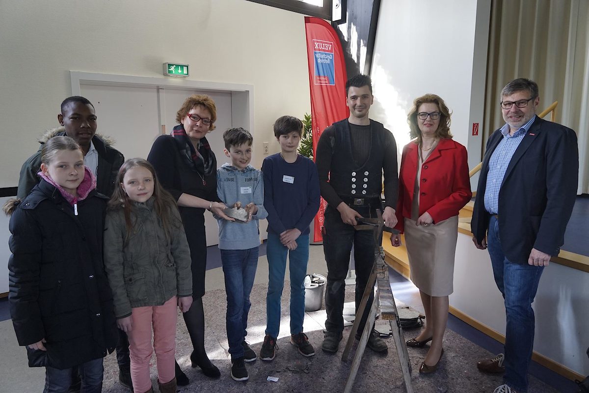 Staatssekretärin Daniela Behrens (4. von links), Dachdeckergeselle Santino Ruttkowski (3. von rechts) neben HWK-Hauptgeschäftsführerin Ina-Maria Heidmann und Kammerpräsident Delfino Roman starten mit Teilnehmern des Zukunftstages ihren Rundgang durch die Gewerke.