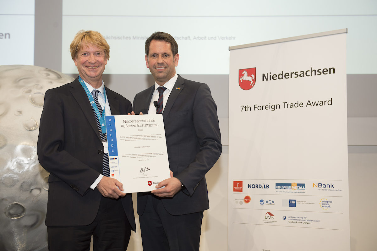 Der niedersächsische Wirtschaftsminister Olaf Lies verleiht Carl Otto Künnecke (Otto Künnecke GmbH) den Niedersächsischen Außenwirtschaftspreis 2016.