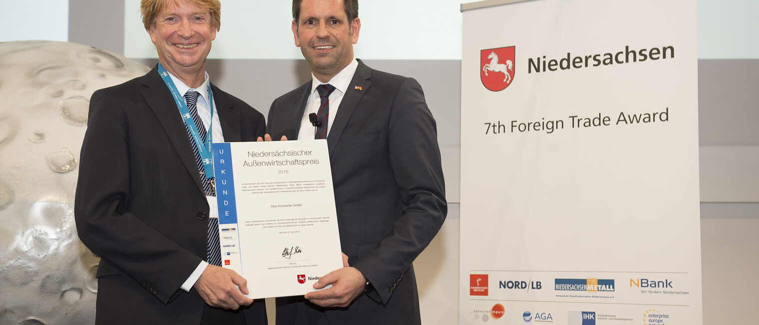 Der niedersächsische Wirtschaftsminister Olaf Lies verleiht Carl Otto Künnecke (Otto Künnecke GmbH) den Niedersächsischen Außenwirtschaftspreis 2016.