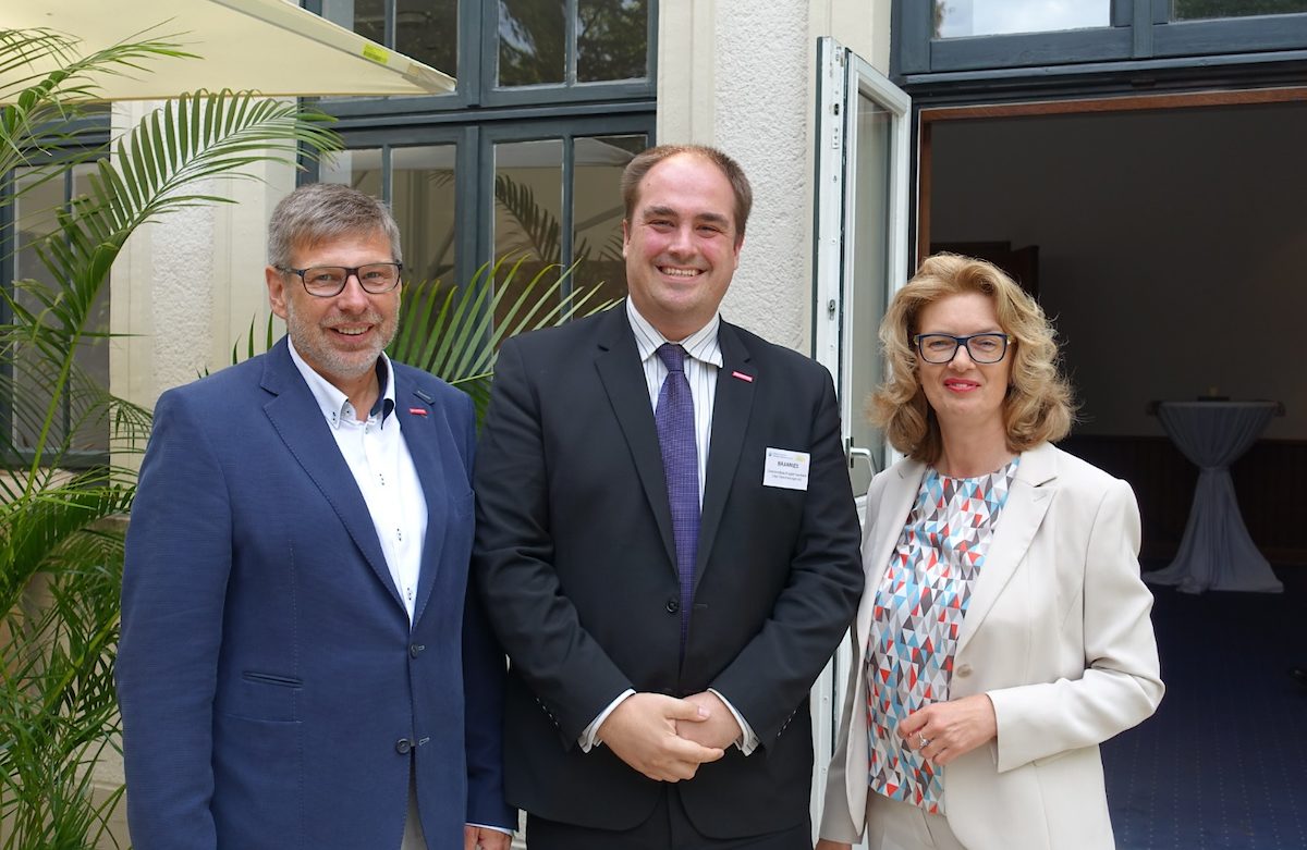 Starker Partner: Benjamin Brannies (Mitte) vom Sponsor Inter Versicherungen AG mit Präsident Roman und Hauptgeschäftsführerin Heidmann