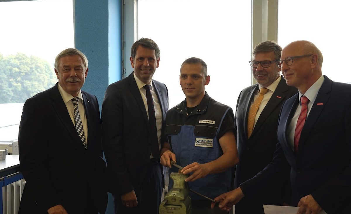 v.l.n.r.: Klaus Stietenroth (Bundesagentur für Arbeit, Regionaldirektion Niedersachsen-Bremen), Wirtschaftsminister Olaf Lies, Fatlum Sylejmani (IHAFA-Teilnehmer, Ausbildung zum Maurer und Betonbauer bei Sauter Bau GmbH & Co.KG, Einbeck), Delfino Roman (Präsident der Handwerkskammer Hildesheim-.Südniedersachsen) und Karl-Wilhelm Steinmann (Präsident der Landesvertretung der Handwerkskammern Niedersachsen). v.l.n.r.: Klaus Stietenroth (Bundesagentur für Arbeit, Regionaldirektion Niedersachsen-Bremen), Wirtschaftsminister Olaf Lies, Fatlum Sylejmani (IHAFA-Teilnehmer, Ausbildung zum Maurer und Betonbauer bei Sauter Bau GmbH & Co.KG, Einbeck), Delfino Roman (Präsident der Handwerkskammer Hildesheim-.Südniedersachsen) und Karl-Wilhelm Steinmann (Präsident der Landesvertretung der Handwerkskammern Niedersachsen).