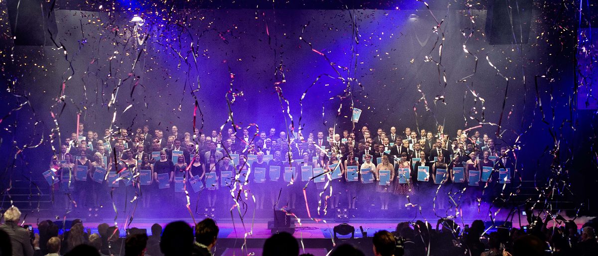 Mitten ins Herz der Gäste: Die 160 Jungmeister beim großen Finale auf der Bühne. Mitten ins Herz der Gäste: Die 160 Jungmeister beim großen Finale auf der Bühne.