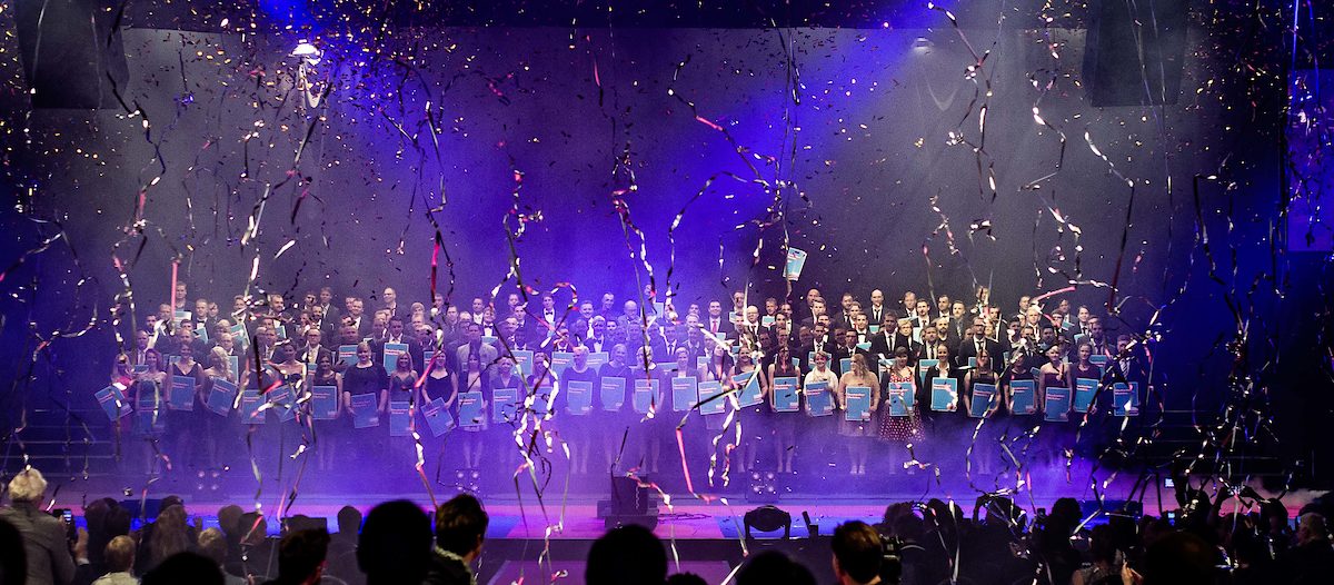 Mitten ins Herz der Gäste: Die 160 Jungmeister beim großen Finale auf der Bühne.