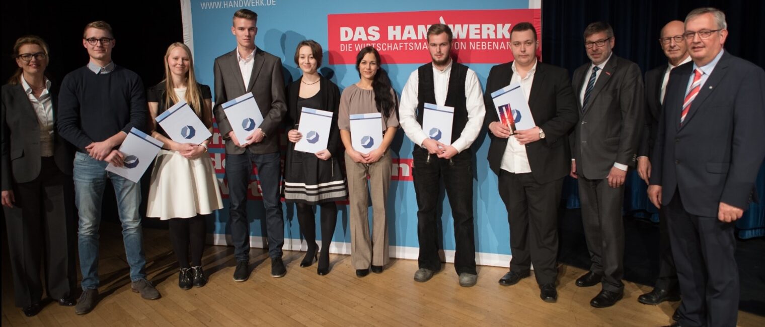 Stolze Preisträger: Die Landessieger aus dem Kammerbezirk umrahmt von HWK-Hauptgeschäftsführerin Ina-Maria Heidmann (li.), Kammerpräsident Delfino Roman (3. v. re.) sowie LHN-Vorsitzender Karl-Wilhelm Steinmann (2.v.re.) und Handwerkstagpräsident Karl-Heinz Bley (re.).
