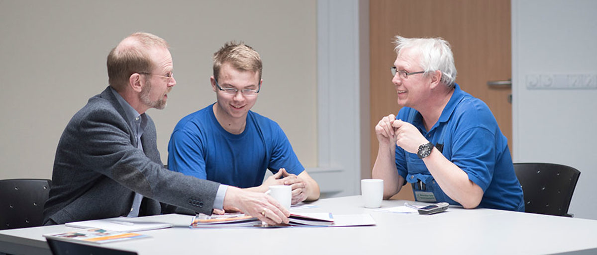 Ausbildungsberatung_Ausbildung Ausbildungsberatung Ausbildung Schlagwort(e): Ausbildung, Ausbildungsberatung, Auszublindende, Auszubildender, Konfliktlösung, Konfliktberatung, Beratung, Vorstellungsgespräch, Besprechung, Büro, Besprechungsraum, Checkliste, Vertragsunterzeichnung; beratung, Prüfung, Prüfungsberatung