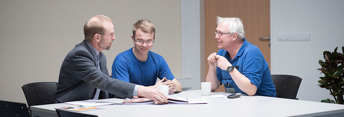 Ausbildungsberatung_Ausbildung Ausbildungsberatung Ausbildung Schlagwort(e): Ausbildung, Ausbildungsberatung, Auszublindende, Auszubildender, Konfliktlösung, Konfliktberatung, Beratung, Vorstellungsgespräch, Besprechung, Büro, Besprechungsraum, Checkliste, Vertragsunterzeichnung; beratung, Prüfung, Prüfungsberatung