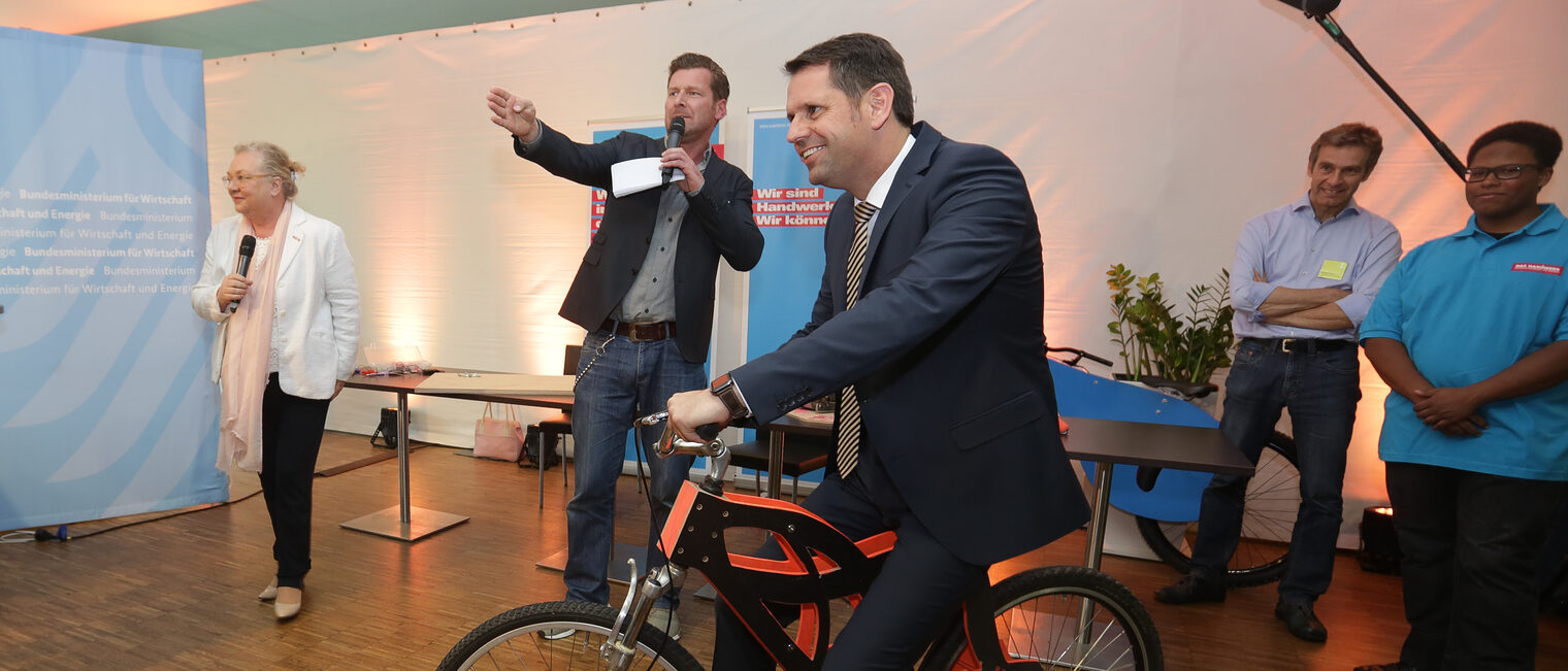 Hannover - Pressekonferenz zur Ideen Expo 2017 - Vorstellung der Exponate im VIP Bereich des Stadions --- Foto Tim Schaarschmidt/Ideen Expo
