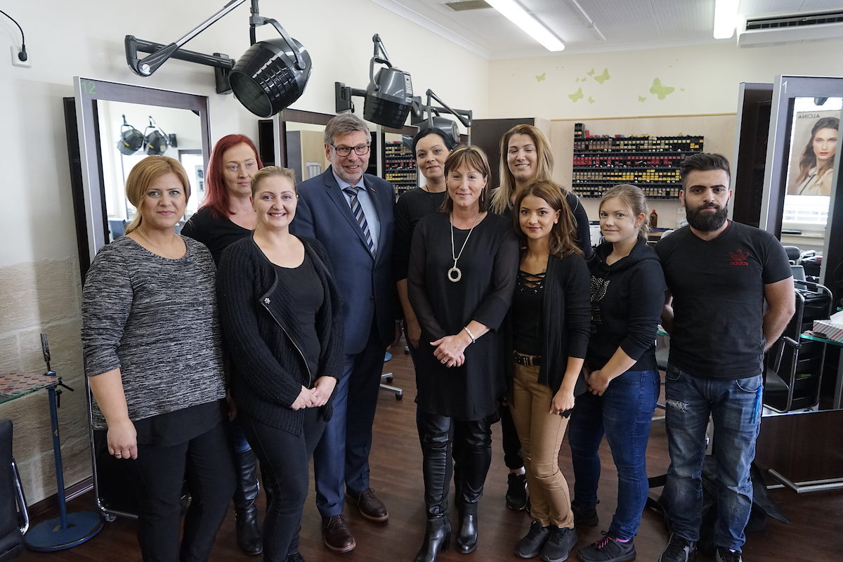 Präsident Roman im Kreise des aktuellen Friseurmeisterkurses. Die Meldung der Meisterprämie wurde von den Teilnehmerinnen und Teilnehmern äußerst positiv aufgenommen.