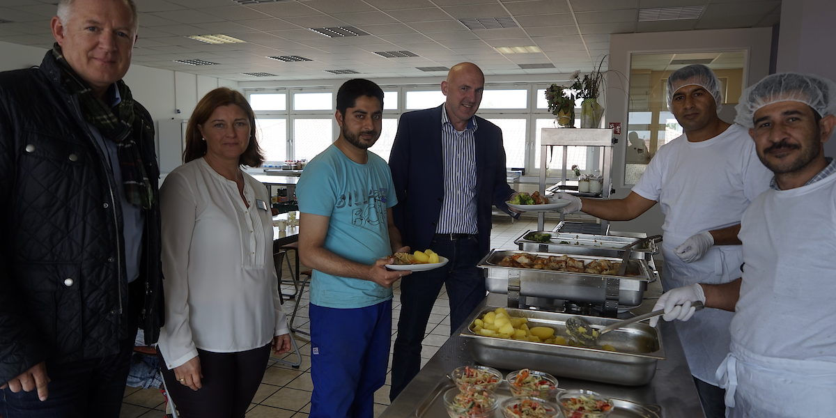 Die Teilnehmer aus dem Bereich Gastronomieservice versorgen das Migrationscenter täglich mit einer warmen Mahlzeit.