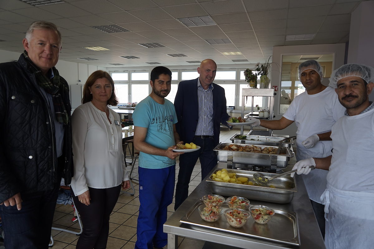 Die Teilnehmer aus dem Bereich Gastronomieservice versorgen das Migrationscenter täglich mit einer warmen Mahlzeit.