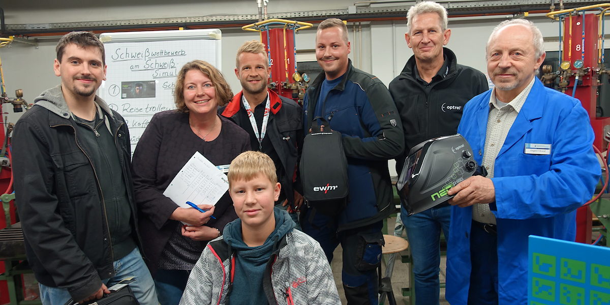 Die glücken Gewinner des Schweißwettbewerbes der ersten Schweißer-Messe im BBZ Göttingen 2016 freuen sich über hochwertige Preise.