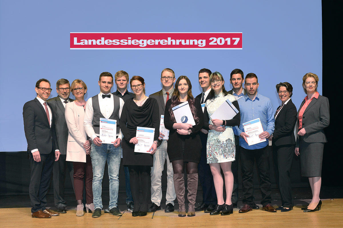 So sehen Sieger aus: Neun der elf Gesellinnen und Gesellen aus dem Kam-merbezirk Hildesheim-Südniedersachsen erhielten Auszeichnung.