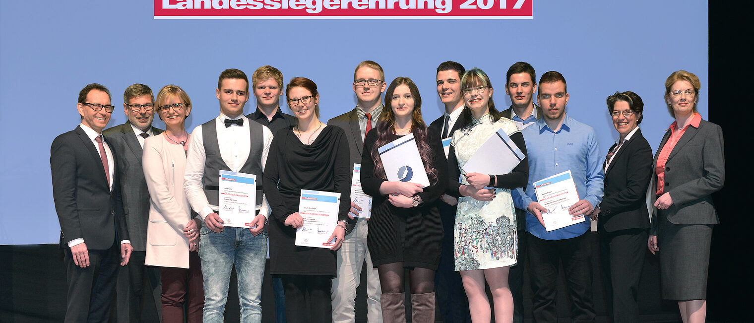 So sehen Sieger aus: Neun der elf Gesellinnen und Gesellen aus dem Kam-merbezirk Hildesheim-Südniedersachsen erhielten Auszeichnung. 