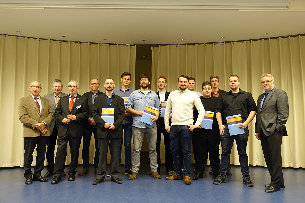 Holz als Leidenschaft: Die Handwerkskammer Hildesheim-Südniedersachsen gratuliert den neuen Tischlermeistern zur bestandenen Prü-fung.