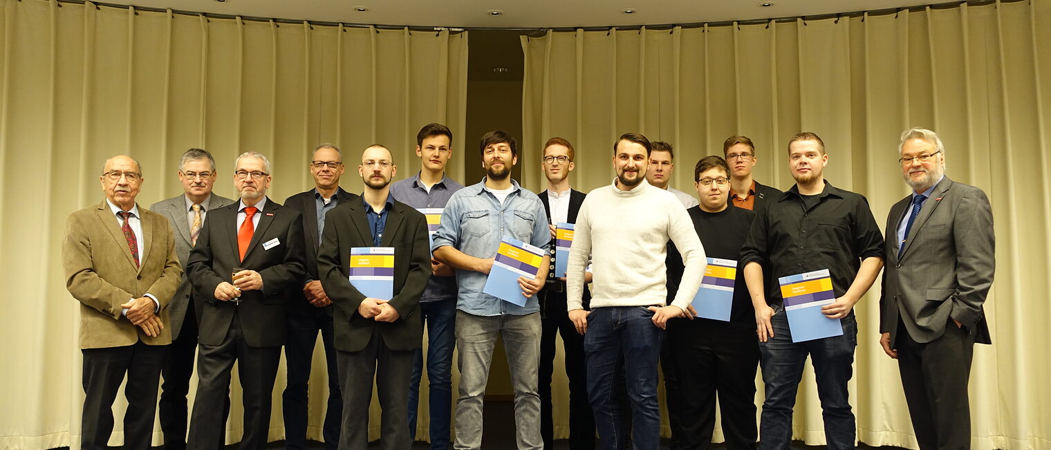 Holz als Leidenschaft: Die Handwerkskammer Hildesheim-Südniedersachsen gratuliert den neuen Tischlermeistern zur bestandenen Prü-fung.