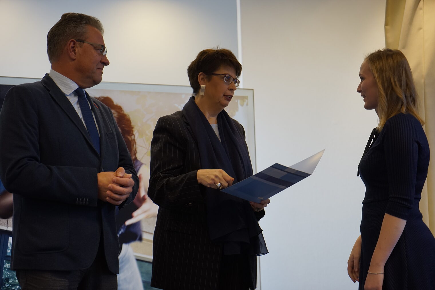 Ministerin Birgit Honé (Mitte) und Arbeitnehmer-Vizepräsident (l.) überreichen Stipendien der Stiftung Begabtenförderung 