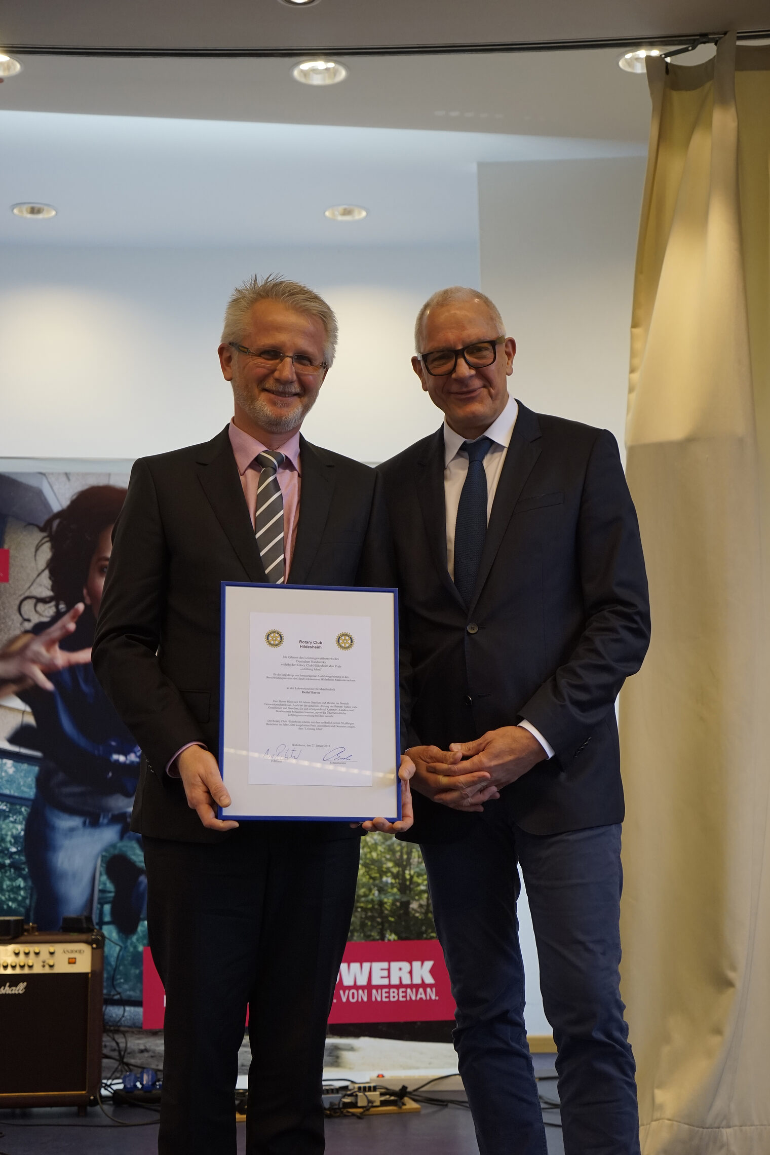 Lehrwerkemeister Detlef Baron (l.) erhält Rotary-Preis von Präsident Prof. Dr. Axel Richter.