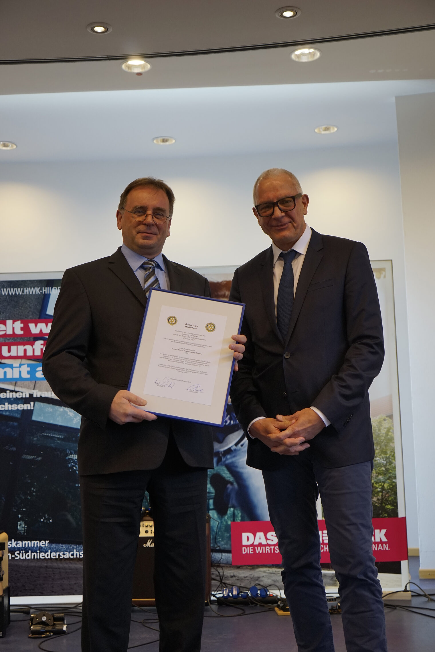 Werner Dreyer Kraftfahrzeuge GmbH, Alfeld erhält Rotary-Preis von Präsident Prf. Dr. Richter.