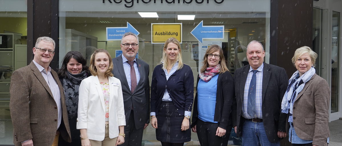 Kooperation zwischen Region Leinerbergland e.V. und Projekt "BeAm" der Handwerkskammer für mehr Ausbildungsbetriebe (v.l.n.r.): Walter Macke, Kerstin Gorgs, Heidi Müller (alle Handwerkskammer; BeAm-Projekt), Jürgen Garms (Geschäftsführer Handwerrkskammer), Kirsten Greten (Vorsitzende Region Leinebergland e.V.), Marlis Bahrenberg (Regionalmanagerin), Andreas Amft (Bürgermeister Gemeinde Sibbesse) und Marion Schnelle (stellvertretende Verwaltungschefin Lamspringe). Kooperation zwischen Region Leinerbergland e.V. und Projekt "BeAm" der Handwerkskammer für mehr Ausbildungsbetriebe (v.l.n.r.): Walter Macke, Kerstin Gorgs, Heidi Müller (alle Handwerkskammer; BeAm-Projekt), Jürgen Garms (Geschäftsführer Handwerrkskammer), Kirsten Greten (Vorsitzende Region Leinebergland e.V.), Marlis Bahrenberg (Regionalmanagerin), Andreas Amft (Bürgermeister Gemeinde Sibbesse) und Marion Schnelle (stellvertretende Verwaltungschefin Lamspringe).