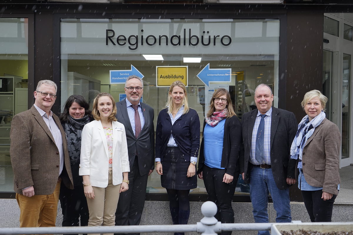 Kooperation zwischen Region Leinerbergland e.V. und Projekt "BeAm" der Handwerkskammer für mehr Ausbildungsbetriebe (v.l.n.r.): Walter Macke, Kerstin Gorgs, Heidi Müller (alle Handwerkskammer; BeAm-Projekt), Jürgen Garms (Geschäftsführer Handwerrkskammer), Kirsten Greten (Vorsitzende Region Leinebergland e.V.), Marlis Bahrenberg (Regionalmanagerin), Andreas Amft (Bürgermeister Gemeinde Sibbesse) und Marion Schnelle (stellvertretende Verwaltungschefin Lamspringe). Kooperation zwischen Region Leinerbergland e.V. und Projekt "BeAm" der Handwerkskammer für mehr Ausbildungsbetriebe (v.l.n.r.): Walter Macke, Kerstin Gorgs, Heidi Müller (alle Handwerkskammer; BeAm-Projekt), Jürgen Garms (Geschäftsführer Handwerrkskammer), Kirsten Greten (Vorsitzende Region Leinebergland e.V.), Marlis Bahrenberg (Regionalmanagerin), Andreas Amft (Bürgermeister Gemeinde Sibbesse) und Marion Schnelle (stellvertretende Verwaltungschefin Lamspringe).