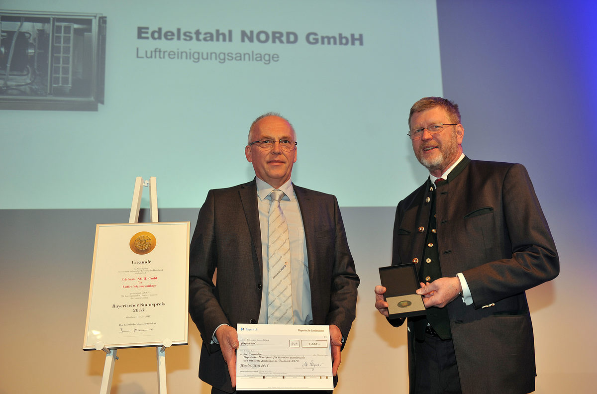 Innovation Made in Hildesheim: Torsten Lühr (li.), Geschäftsführer Edelstahl Nord, erhält Bayerischen Staatspreis von Dr. Marcel Huber, Leiter der Bayerischen Staatskanzlei und Staatsminister für Bundesangelegenheiten und Sonderaufgaben.Foto: Astrid Schmidhuber 11.03.2018 Verleihung der Staats- und Bundespreise IHM 2018 Verleihung Staatspreis 2018 Edelstahl Nord, Endless Airclean Foto: Astrid Schmidhuber 11.03.2018 Schlagwort(e): Verleihung