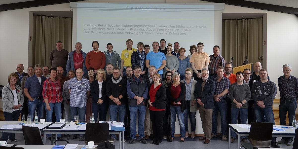 Fit für die Gesellenprüfung: auch Prüfer müssen regelmäßig auf die Schulbank.