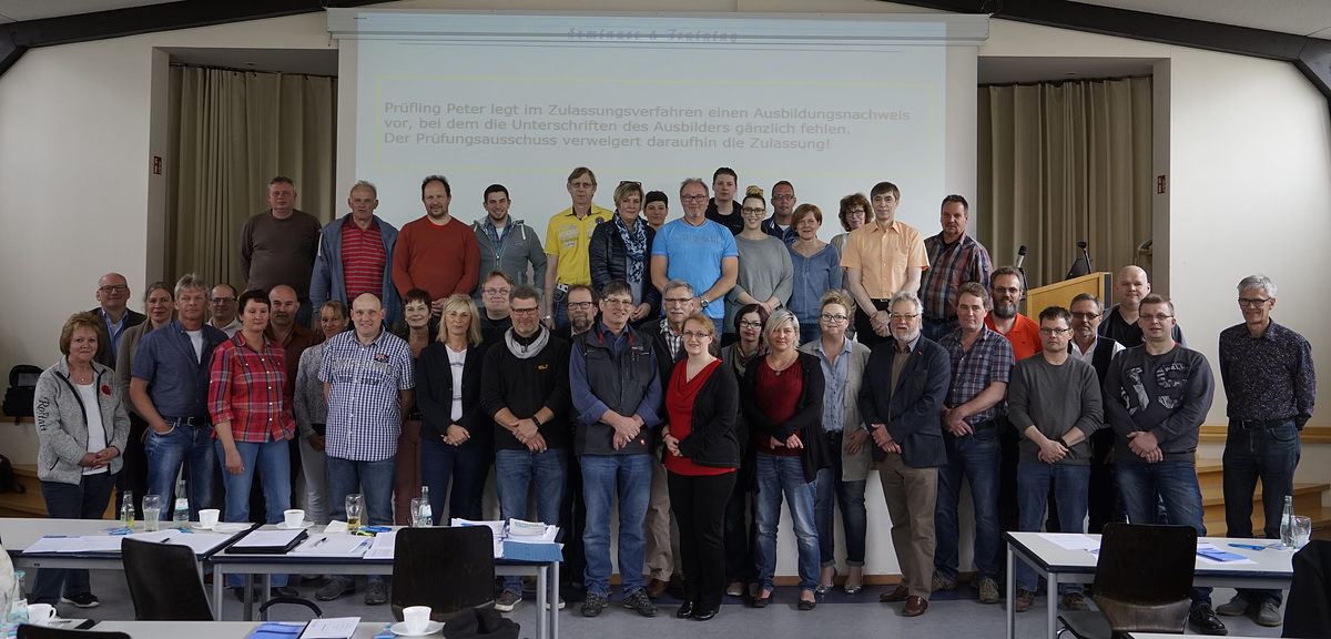 Fit für die Gesellenprüfung: auch Prüfer müssen regelmäßig auf die Schulbank.