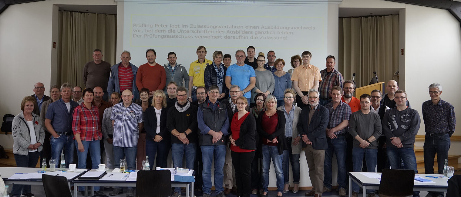 Fit für die Gesellenprüfung: auch Prüfer müssen regelmäßig auf die Schulbank. 