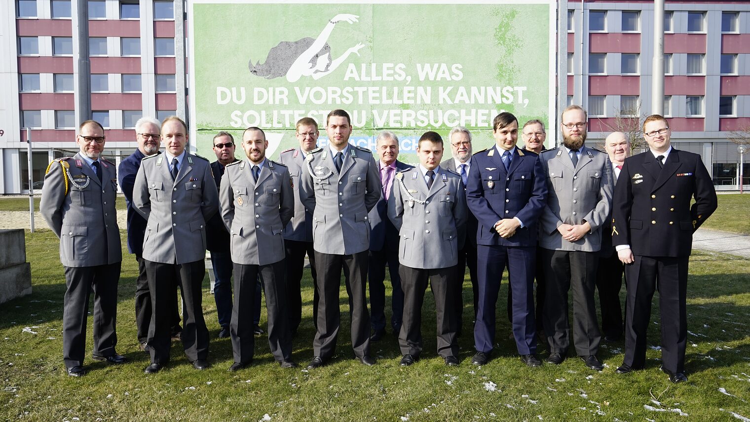 Gute berufliche Perspektiven für die Zeit nach dem Dienst - sieben Zeitsoldaten absolvieren erfolgreich Meisterprüfung. 