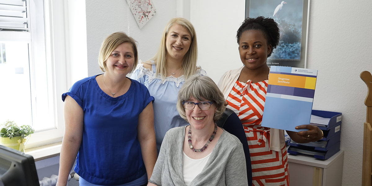 Die drei Friseurmeisterinnen Laura Mouhieddine, Donjeta Zajmi und Michaélle Luyindula (v.l.n.r.) haben zusammen mit Karriereberaterin Susanne Raupach als erste den Online-Antrag ausgefüllt. Die drei Friseurmeisterinnen Laura Mouhieddine, Donjeta Zajmi und Michaélle Luyindula (v.l.n.r.) haben zusammen mit Karriereberaterin Susanne Raupach als erste den Online-Antrag ausgefüllt.