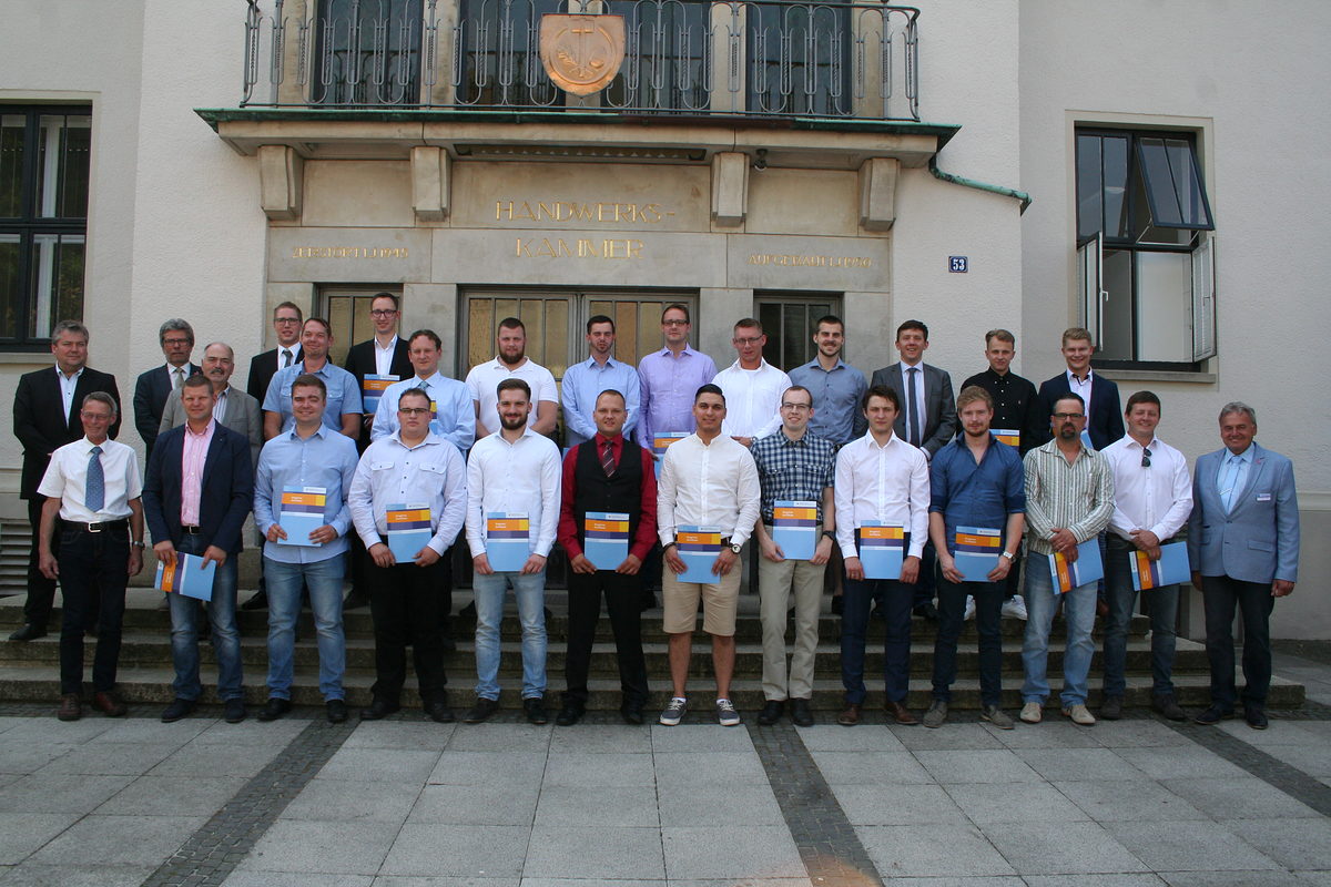 Die neuen und angehenden Installateur- und Heizungsbauermeister Jahrgang 2018 im Kreise des Meisterprüfungsausschusses. Die neuen und angehenden Installateur- und Heizungsbauermeister Jahrgang 2018 im Kreise des Meisterprüfungsausschusses.
