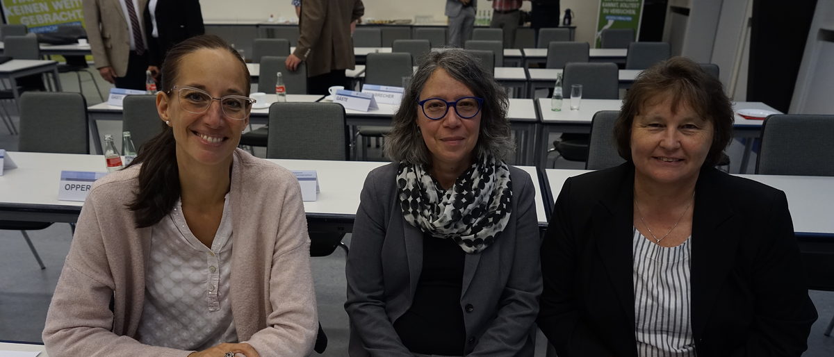 Einstimmig in den Bauausschuss gewählt: Vollversammlungsmitglied Inga Osterwald (li.) aus Hildesheim. Daneben ihre Vollversammlungs-Kolleginnen Jutta Steinke und Ulrike Algner (re., beide aus Göttingen). Einstimmig in den Bauausschuss gewählt: Vollversammlungsmitglied Inga Osterwald (li.) aus Hildesheim. Daneben ihre Vollversammlungs-Kolleginnen Jutta Steinke und Ulrike Algner (re., beide aus Göttingen).