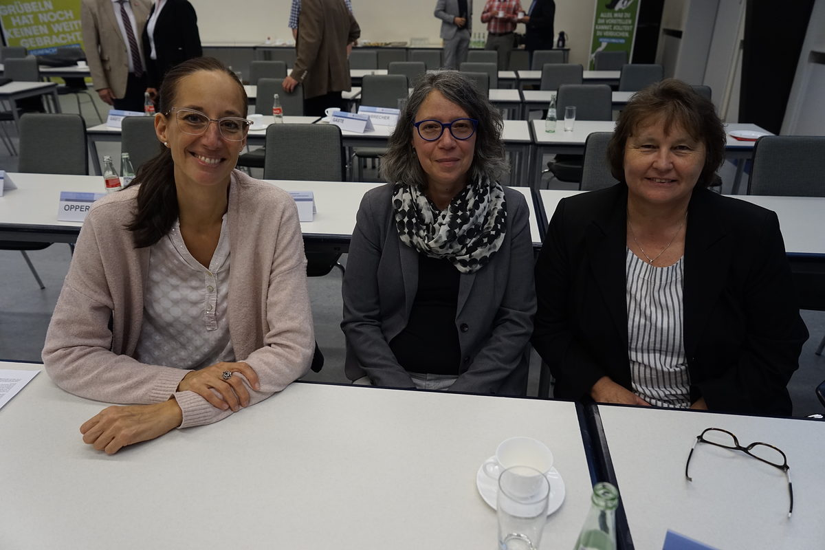 Einstimmig in den Bauausschuss gewählt: Vollversammlungsmitglied Inga Osterwald (li.) aus Hildesheim. Daneben ihre Vollversammlungs-Kolleginnen Jutta Steinke und Ulrike Algner (re., beide aus Göttingen). Einstimmig in den Bauausschuss gewählt: Vollversammlungsmitglied Inga Osterwald (li.) aus Hildesheim. Daneben ihre Vollversammlungs-Kolleginnen Jutta Steinke und Ulrike Algner (re., beide aus Göttingen).