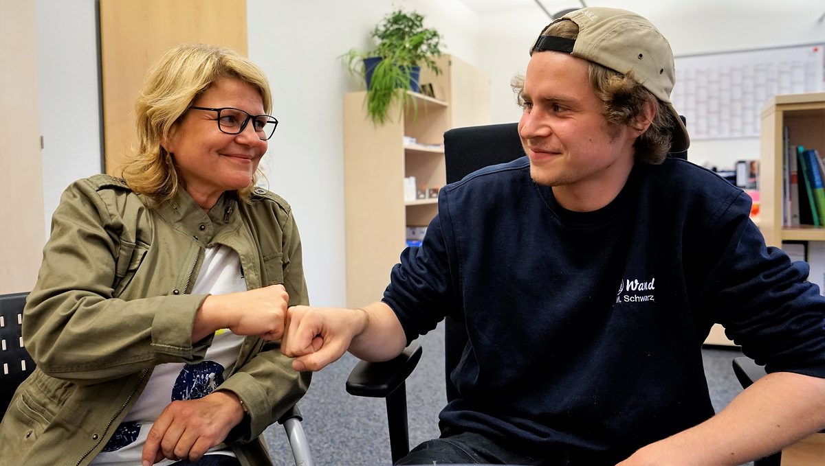 Handwerkskammer berät Eltern und Schüler: Elke (55) und Moritz Schwarz (21) sind ein gutes Team auf dem Weg zur beruflichen Zukunft. Handwerkskammer berät Eltern und Schüler: Elke (55) und Moritz Schwarz (21) sind ein gutes Team auf dem Weg zur beruflichen Zukunft.
