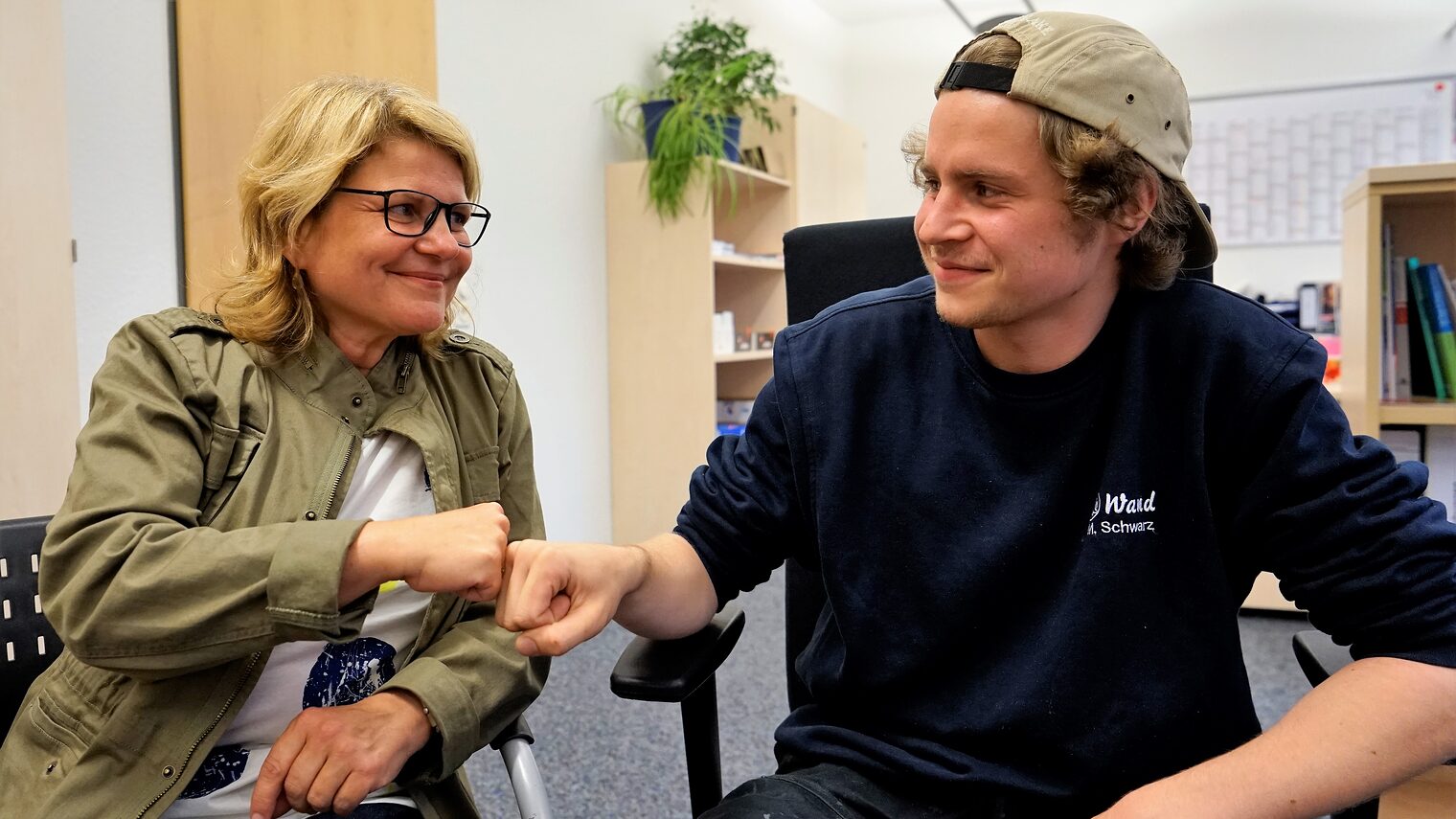 Handwerkskammer berät Eltern und Schüler: Elke (55) und Moritz Schwarz (21) sind ein gutes Team auf dem Weg zur beruflichen Zukunft.