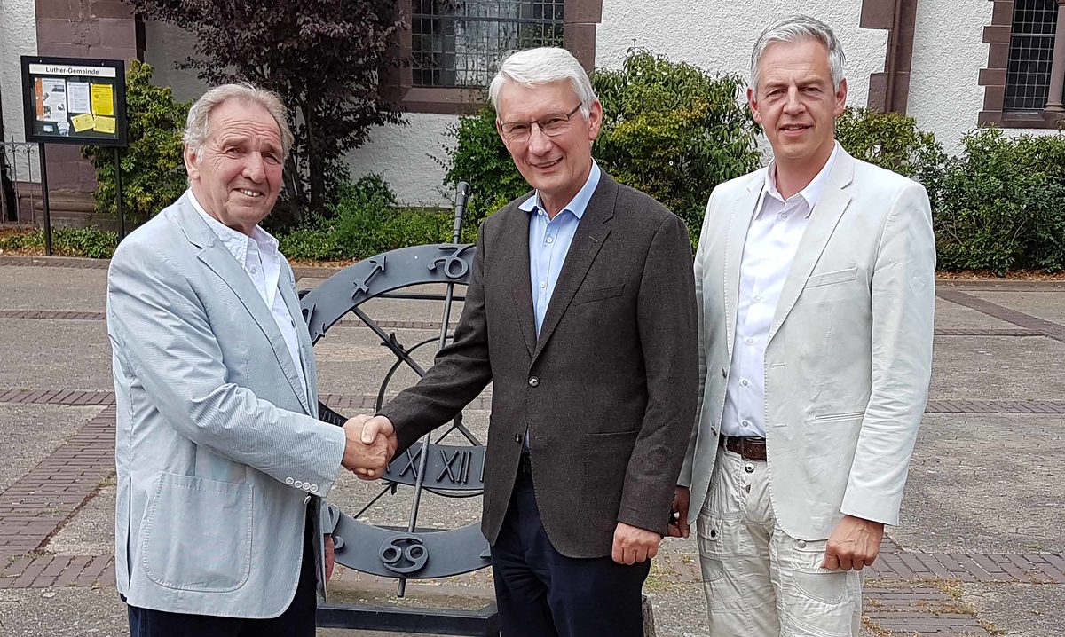 Uwe Hinz wünscht Karl-Heinz Bertram und Detlef Struck (von links) - stellvertretend für das gesamte kreisholzmindener Handwerk - alles Gute für die Zukunft. Uwe Hinz wünscht Karl-Heinz Bertram und Detlef Struck (von links) - stellvertretend für das gesamte kreisholzmindener Handwerk - alles Gute für die Zukunft.