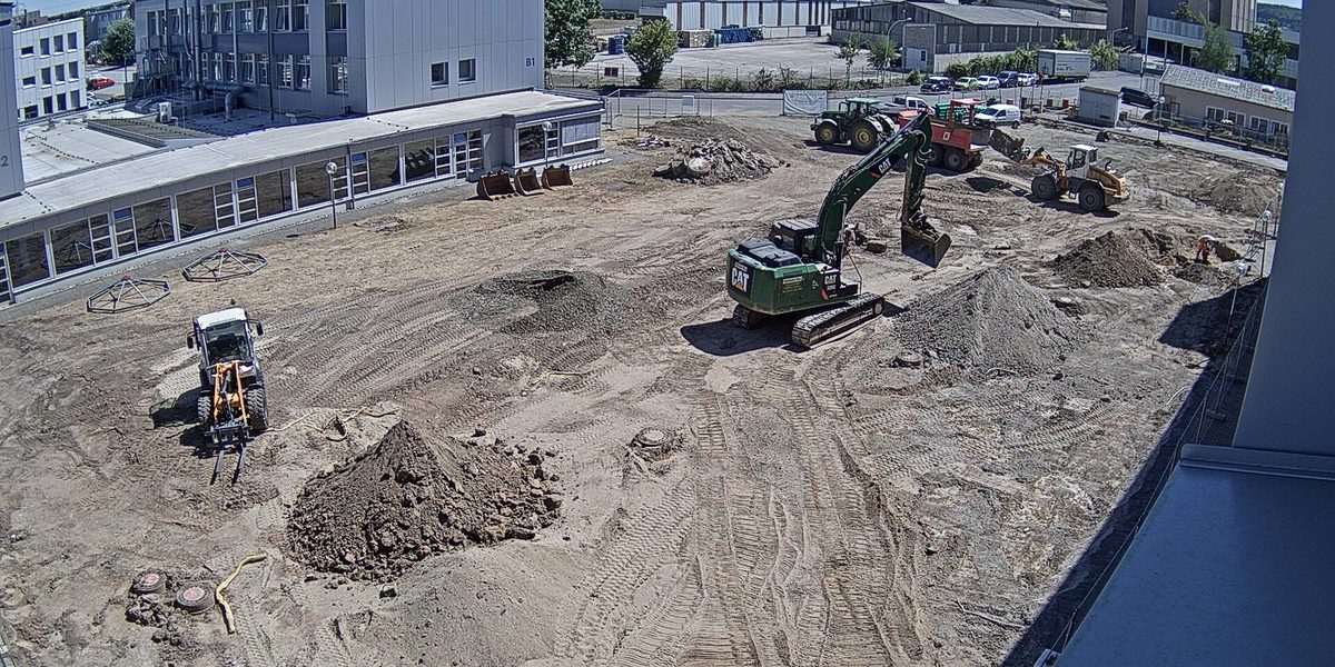 Blick auf das Baufeld: Hier ist ordentlich Bewegung drin! Alle Fortschritte am Kfz-Neubau werden von einer Webcam aufgezeichnet, die an einem Fenster im Internat installiert wurde. Blick auf das Baufeld: Hier ist ordentlich Bewegung drin! Alle Fortschritte am Kfz-Neubau werden von einer Webcam aufgezeichnet, die an einem Fenster im Internat installiert wurde.